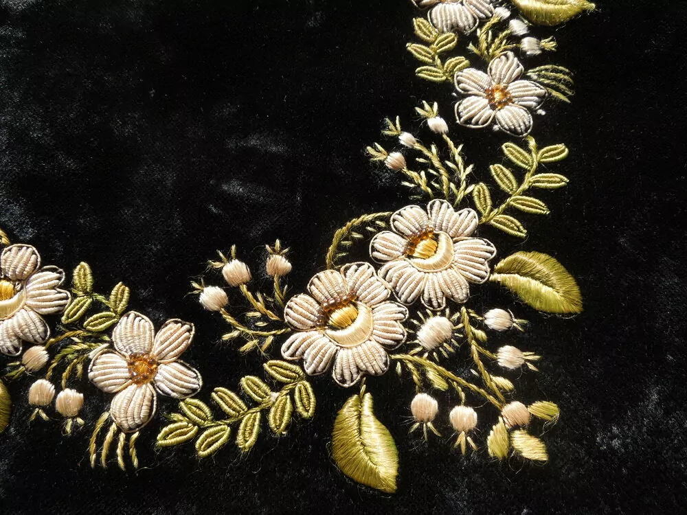 KROJ ŠÁTEK ČERNÝ PLYŠOVÝ S TŘÁSNĚMI