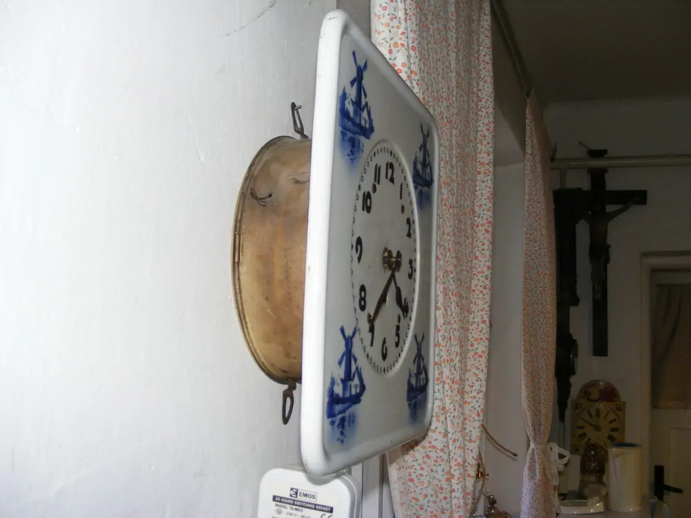 HODINY NÁSTĚNNÉ PÉROVÉ PORCELÁNOVÉ Mlýny