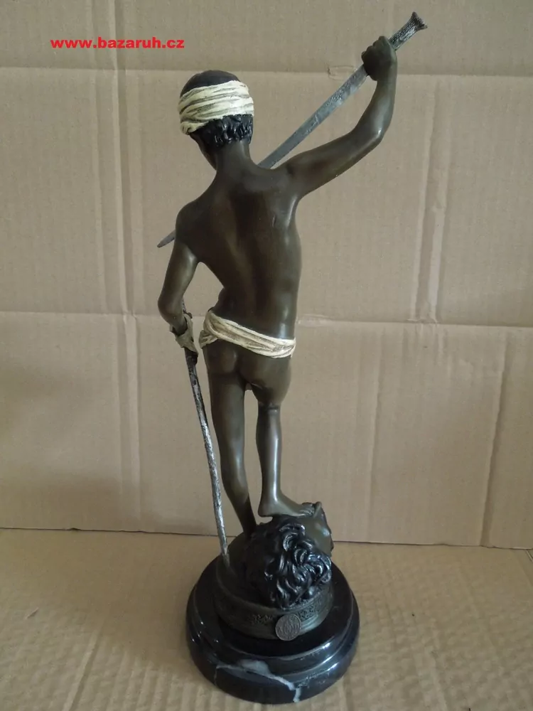 BRONZOVÁ SOCHA VÍTĚZSTVÍ DAVIDA NAD GOLIÁŠEM V 33,5 CM