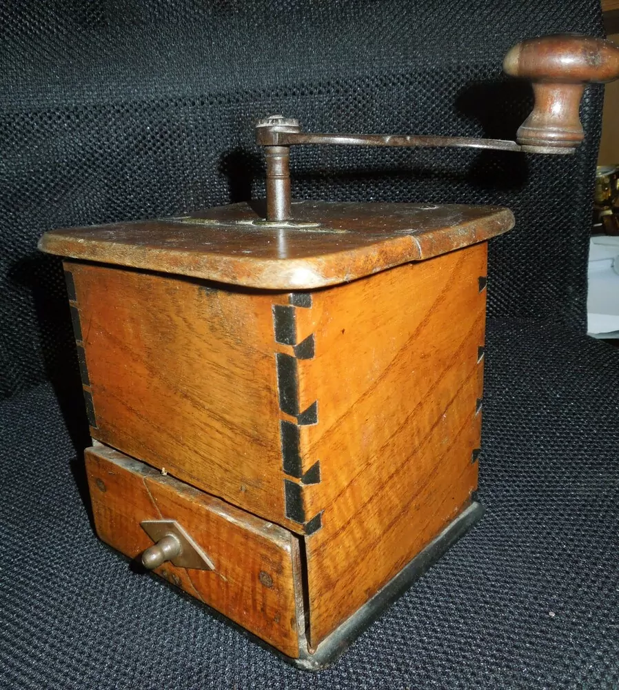 STAROŽITNOST MLÝNEK KAFEMLÝNEK KÁVOMLÝNEK