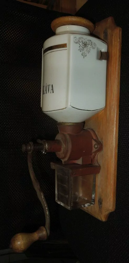 STAROŽITNOST MLÝNEK kafemlýnek , kávomlýnek