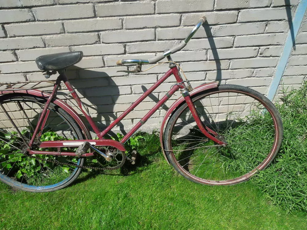 Jízdní kolo na dekoraci nebo renovaci červené