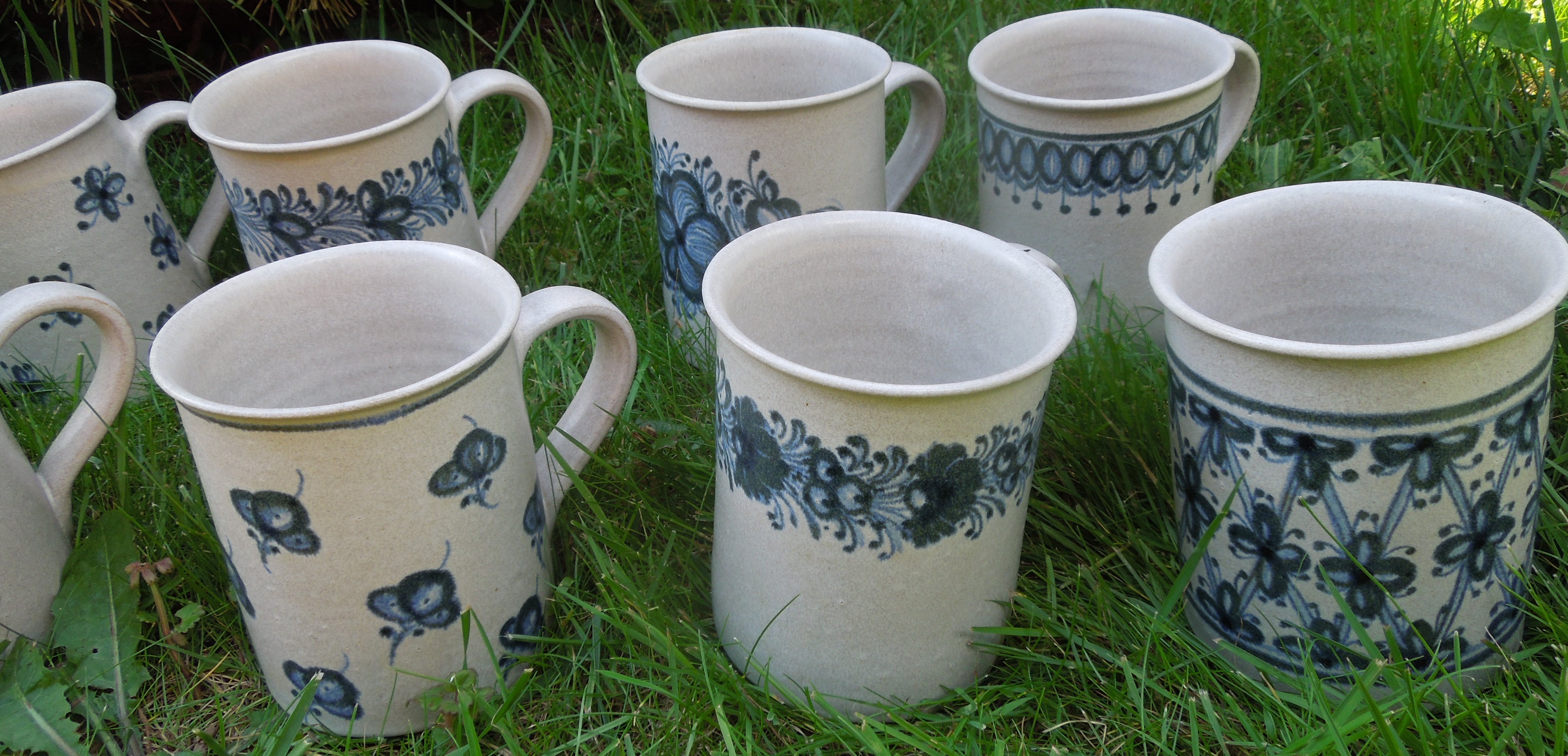 KERAMIKA MODRÝ DEKOR HRNKY 9 KS VÝŠKA 10,7 CM