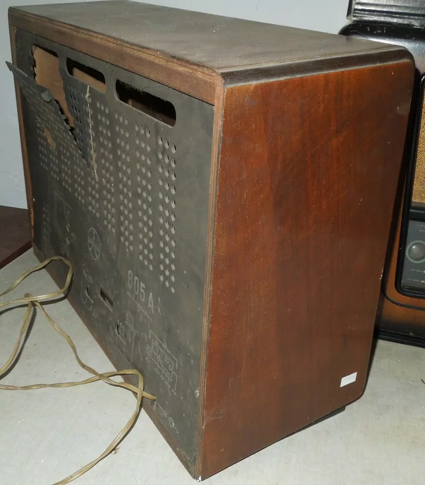 Staré rádio Tesla 605A