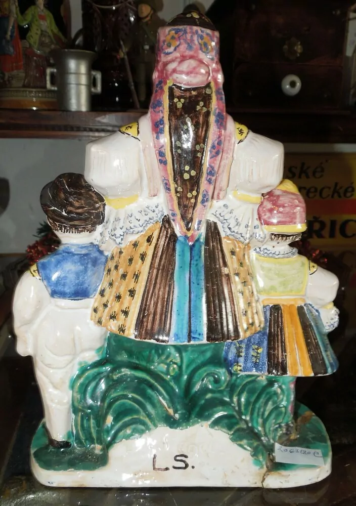 SOCHA ŽENA V KROJI A DĚTI SLOVÁCKO