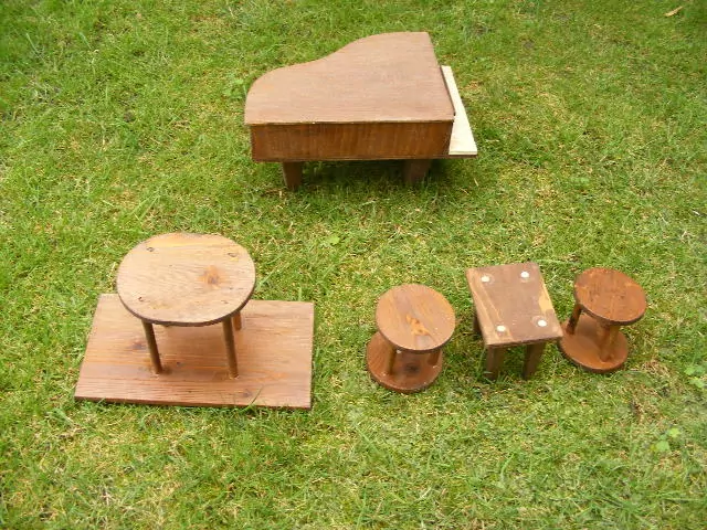 NÁBYTEK PRO PANENKY DO POKOJÍČKU, KLAVÍR, STŮL,