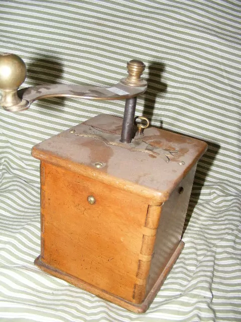 STAROŽITNOST MLÝNEK KAFEMLÝNEK KÁVOMLÝNEK 