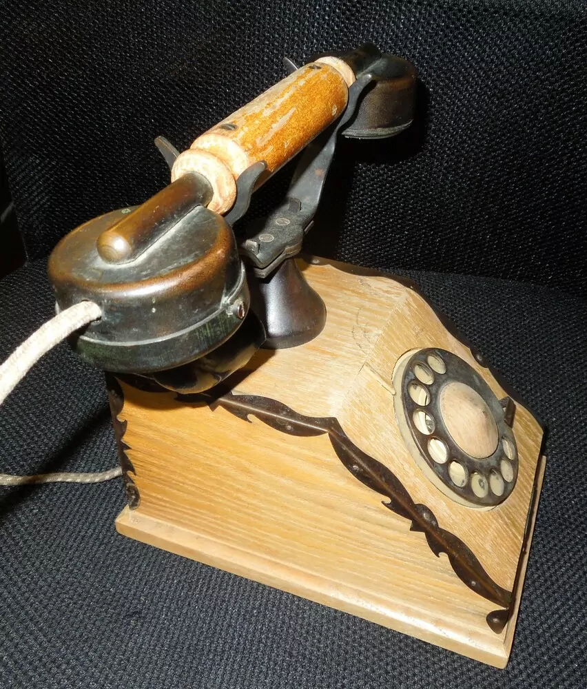STAROŽITNÝ TELEFON TESLA NA DEKORACI