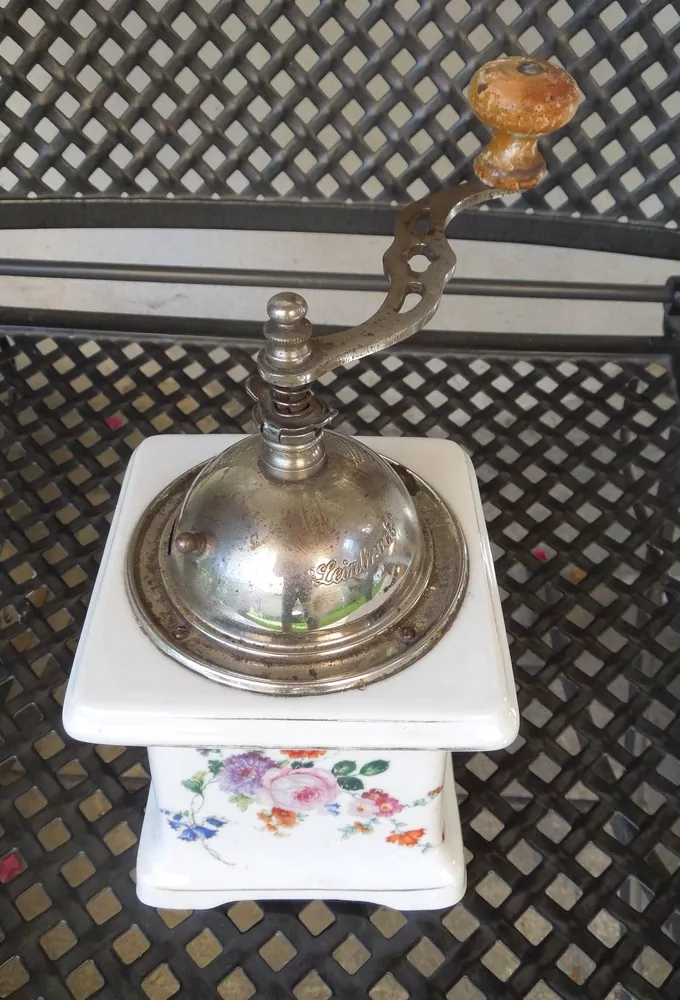 STAROŽITNÝ MLÝNEK KÁVOMLÝNEK KAFEMLÝNEK PORCELÁNOVÝ RŮŽE, RŮŽIČKY