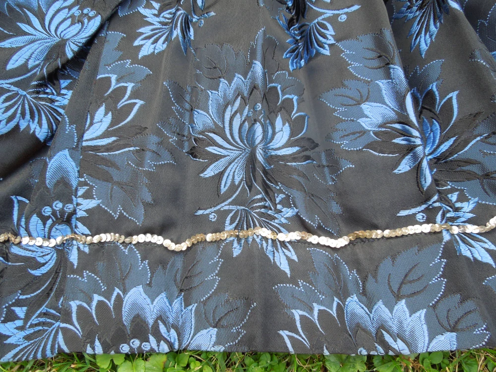 FĚRTŮŠEK BROKÁTOVÝ ČERNÝ S MODRÝMI KVĚTY