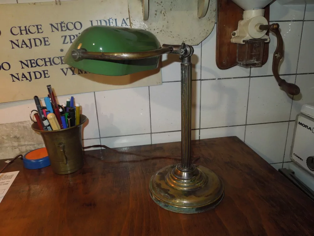 STAROŽITNÁ BANKOVNÍ LAMPA BANKÉŘKA