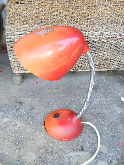 STAROŽITNÁ STOLNÍ LAMPA