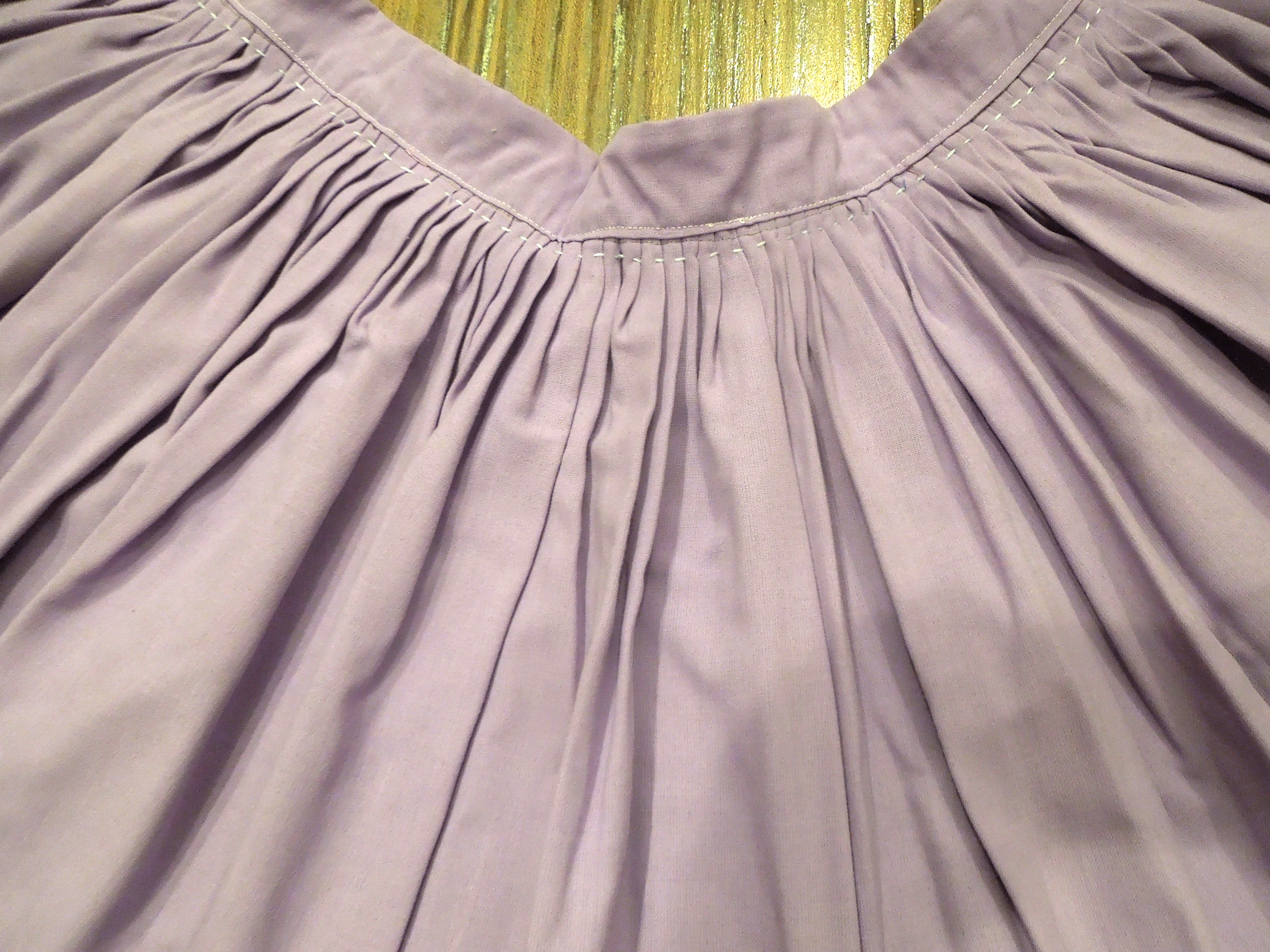 KROJ FĚRTŮŠEK FIALKOVÝ ZLATĚ VYŠÍVANÝMI KVĚTY KE KROJI