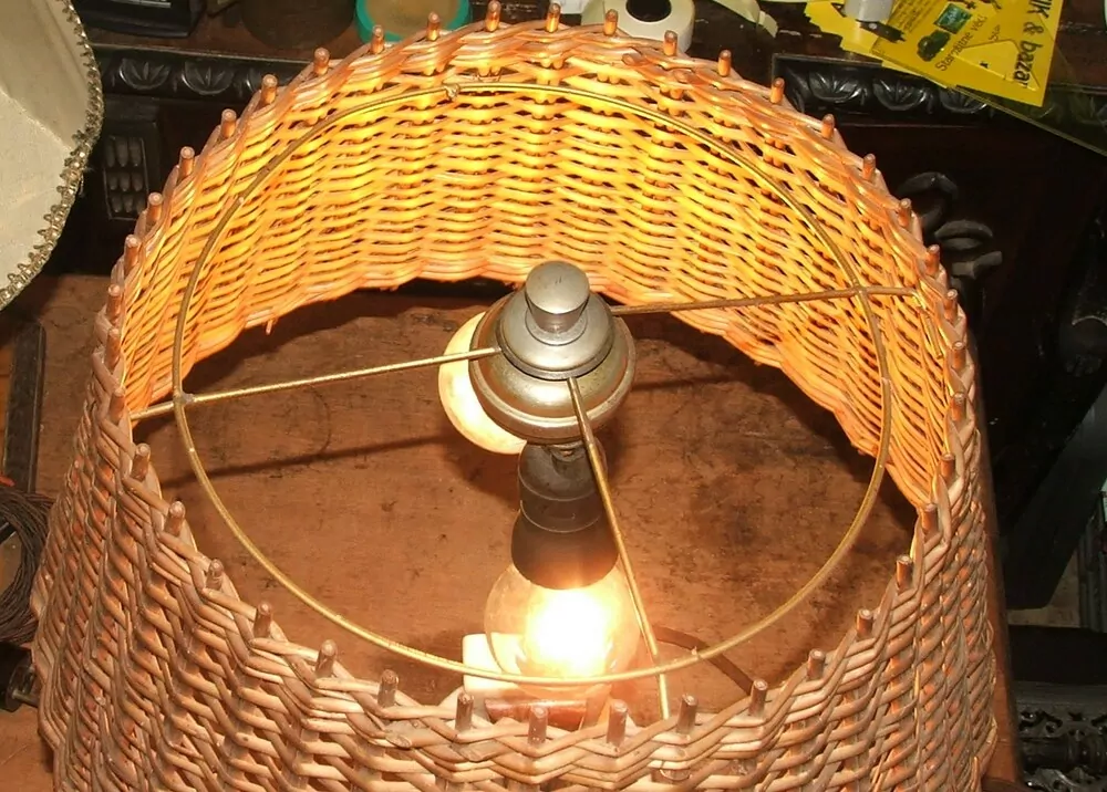 STAROŽITNÁ STOLNÍ LAMPA , LAMPIČKA