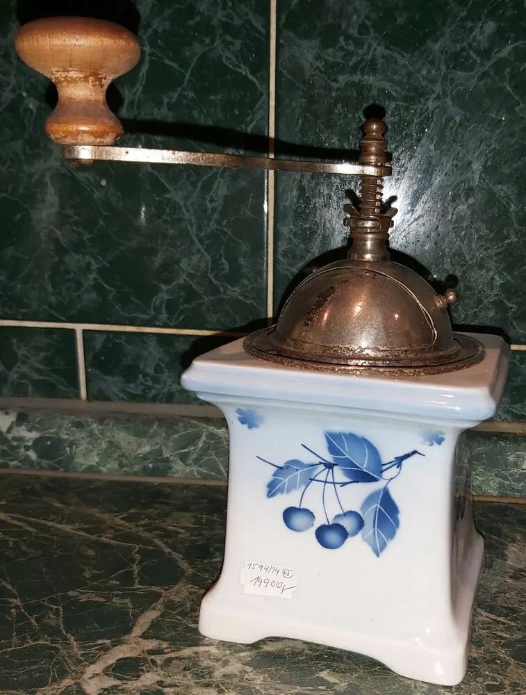 STAROŽITNOST MLÝNEK KAFEMLÝNEK PORCELÁNOVÝ LEINBROCK MODRÉ TŘEŠNĚ