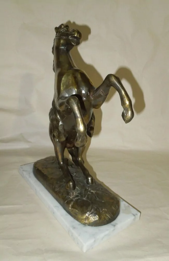 Socha KŮŇ NA MRAMOROVÉM PODSTAVCI