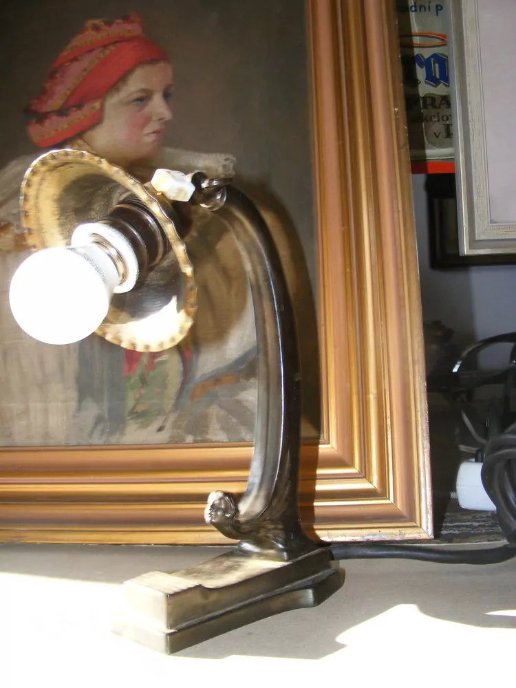 STAROŽITNÁ STOLNÍ LAMPA ELEKTRICKÁ figurální