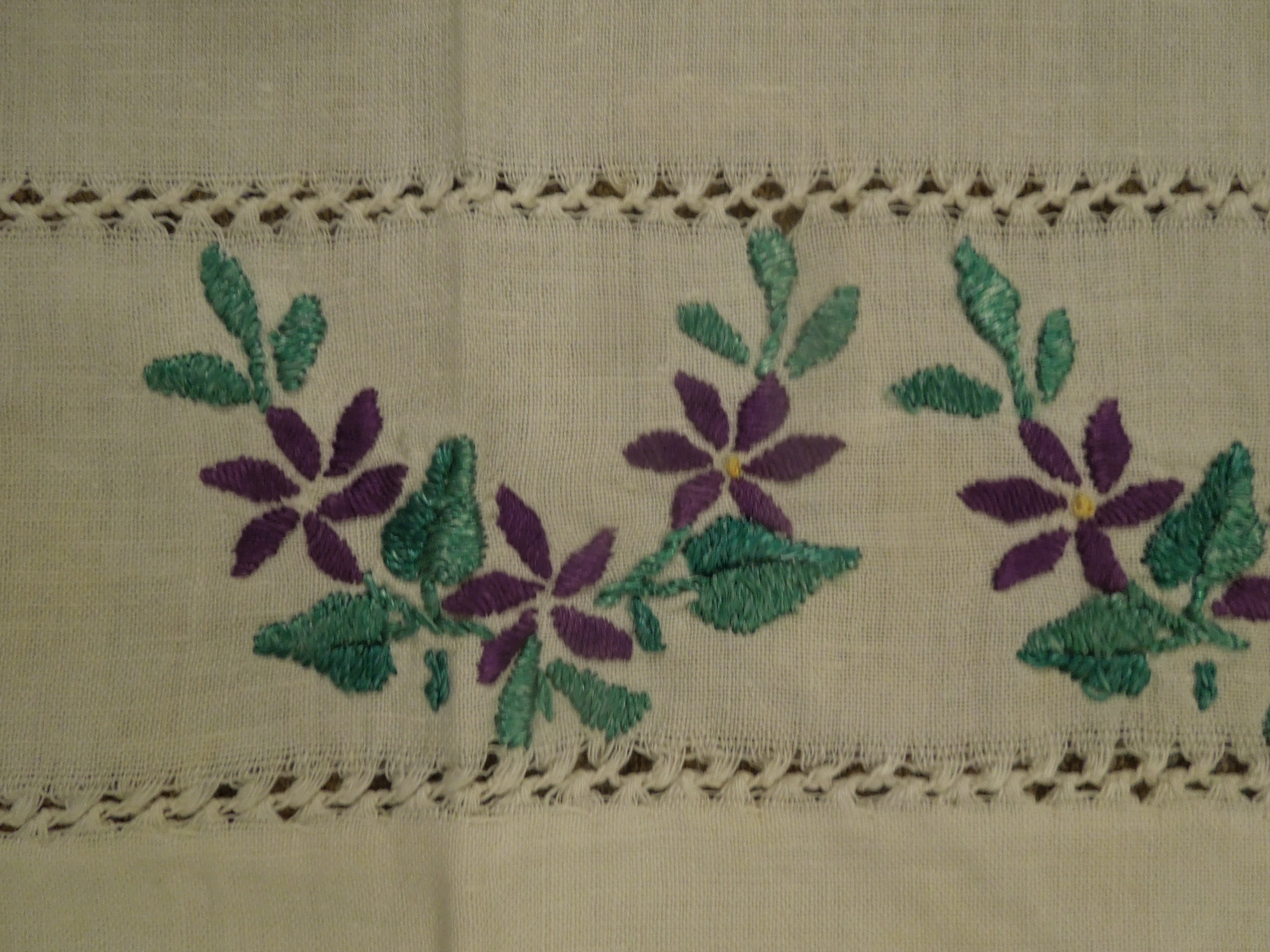 KROJ ŠÁTEK BÍLÝ S VYŠÍVANÝMI KVĚTY