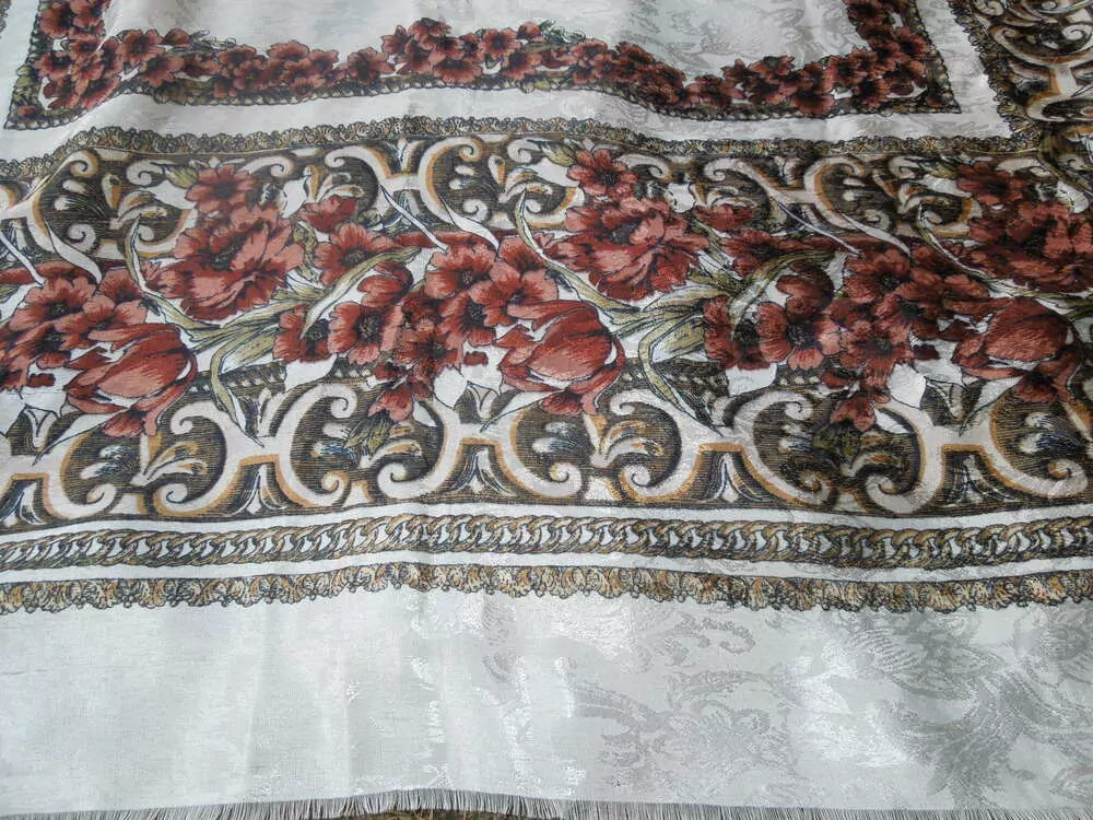 ŠÁTEK KRÉMOVĚ BÍLÝ S HNĚDÝMI KVĚTY LESKLÝ