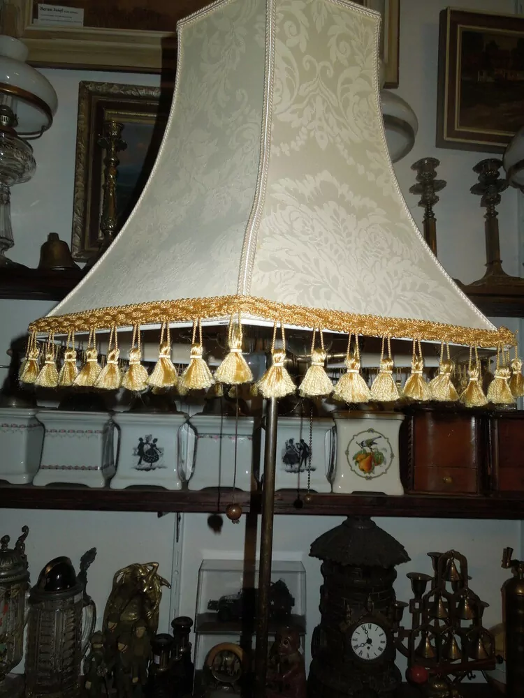 PODLAHOVÁ LAMPA