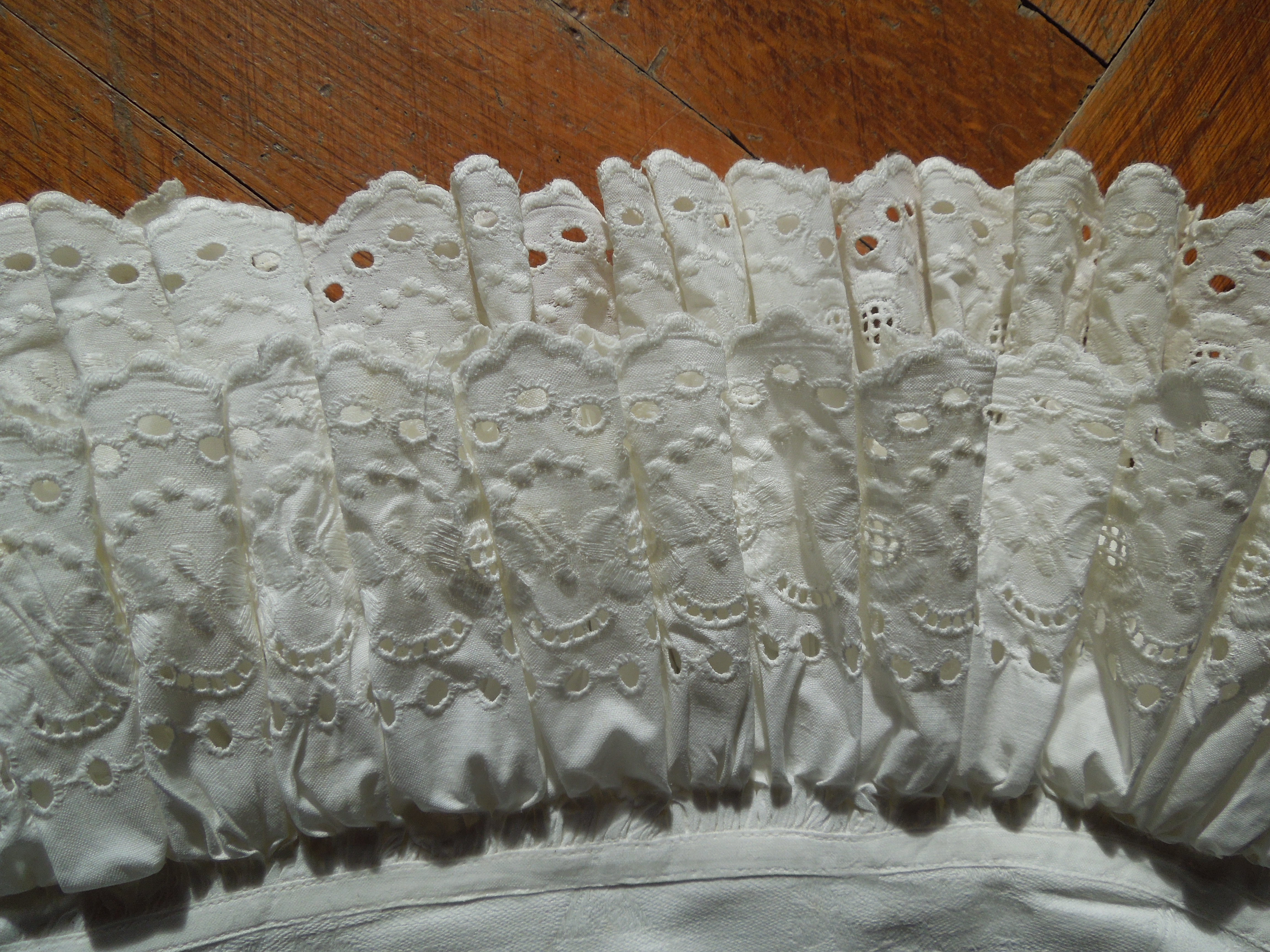 PEŘINKA ZAVINOVAČKA S KRAJKOU