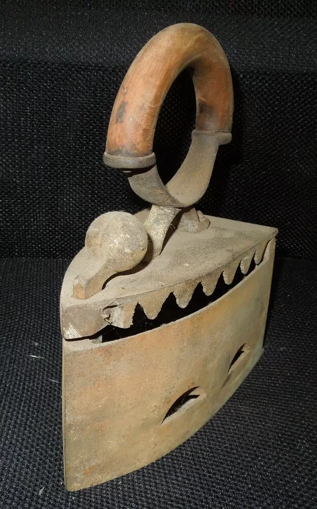 STAROŽITNÁ ŽEHLIČKA 