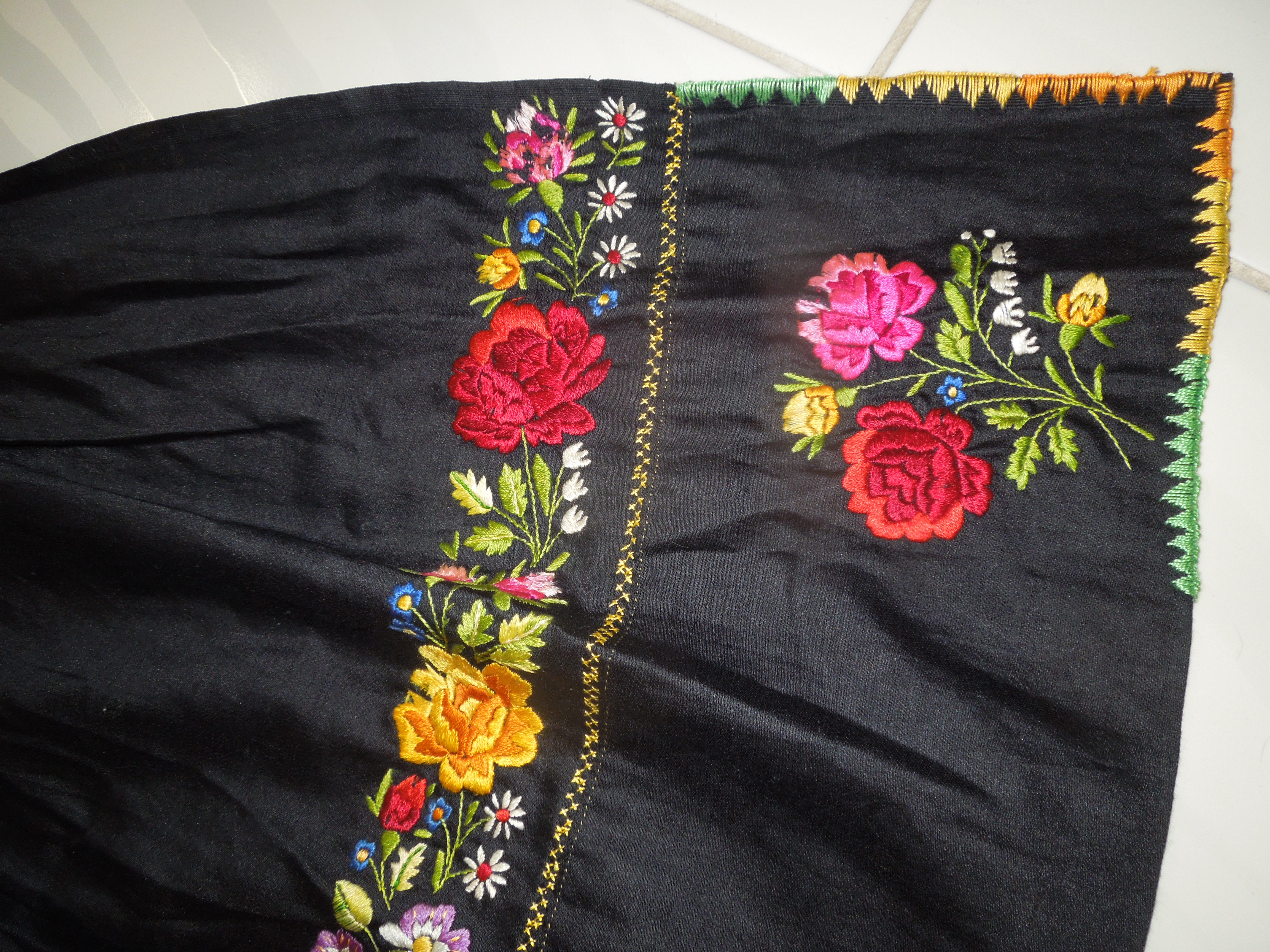 KROJ FĚRTŮŠEK (zástěra) DÁMSKÝ VYŠÍVANÝ