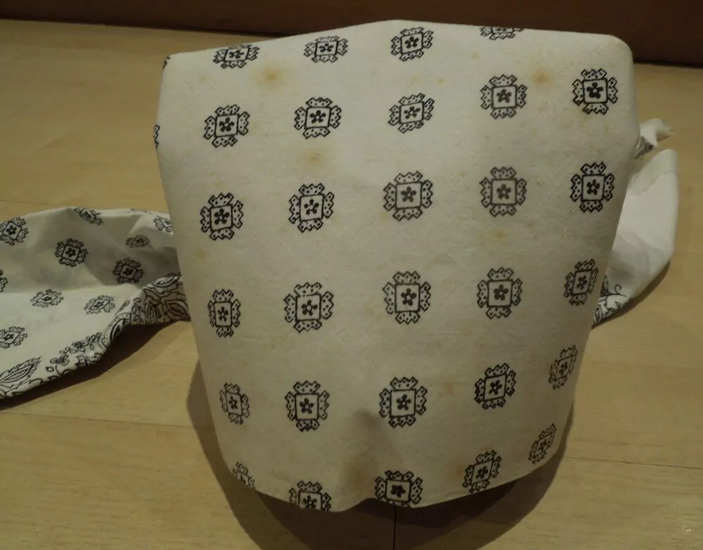 KROJ ŠÁTEK KE KROJI SMUTKOVÝ UVÁZANÝ