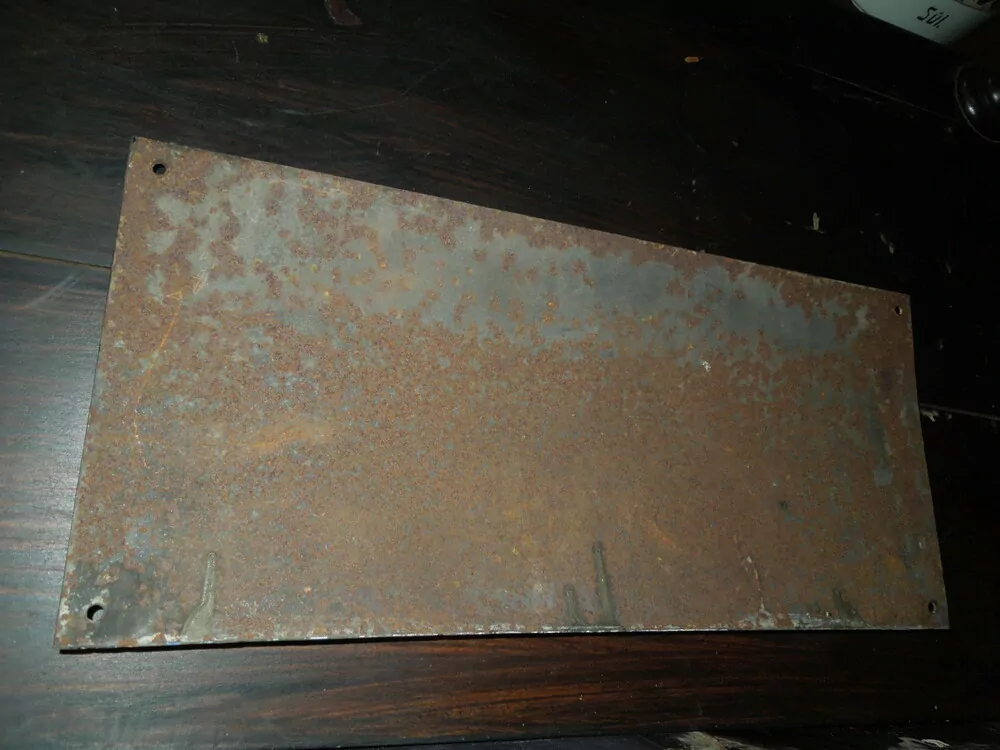  PLECHOVÁ SMALTOVÁ CEDULE ZDRŽOVAT SE V TEJTO MIESTNOSTI OSOBÁM NEPOVOLANÝM JE PRÍSNE ZAKÁZANÉ !