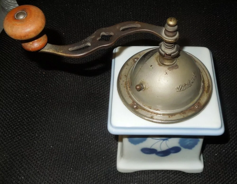 STAROŽITNÝ MLÝNEK KAFEMLÝNEK KÁVOMLÝNEK PORCELÁNOVÝ LEINBROCK MODRÉ TŘEŠNĚ