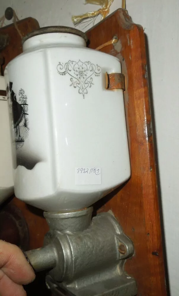 Porcelánový mlýnek na kávu, kafemlýnek, kávomlýnek rokoko