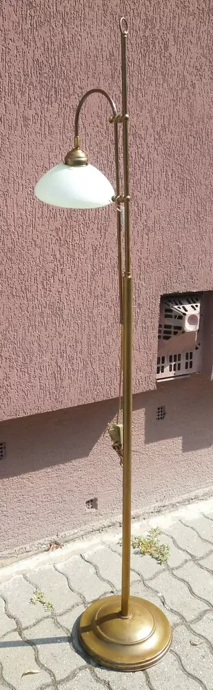 PODLAHOVÁ LAMPA VÝŠKOVĚ NASTAVITELNÁ OTOČNÁ.