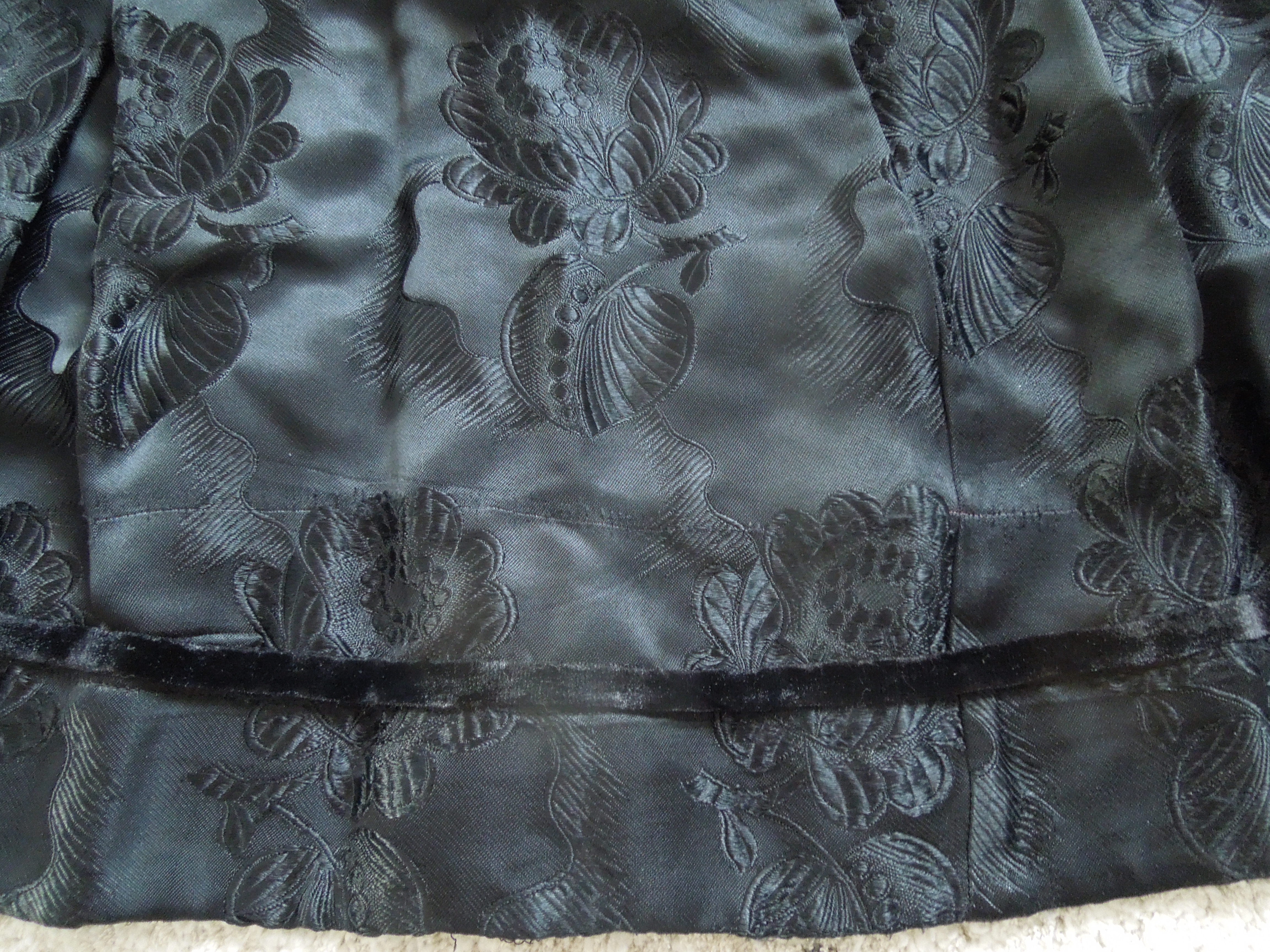 KROJ FĚRTŮŠEK BROKÁTOVÝ ČERNÝ