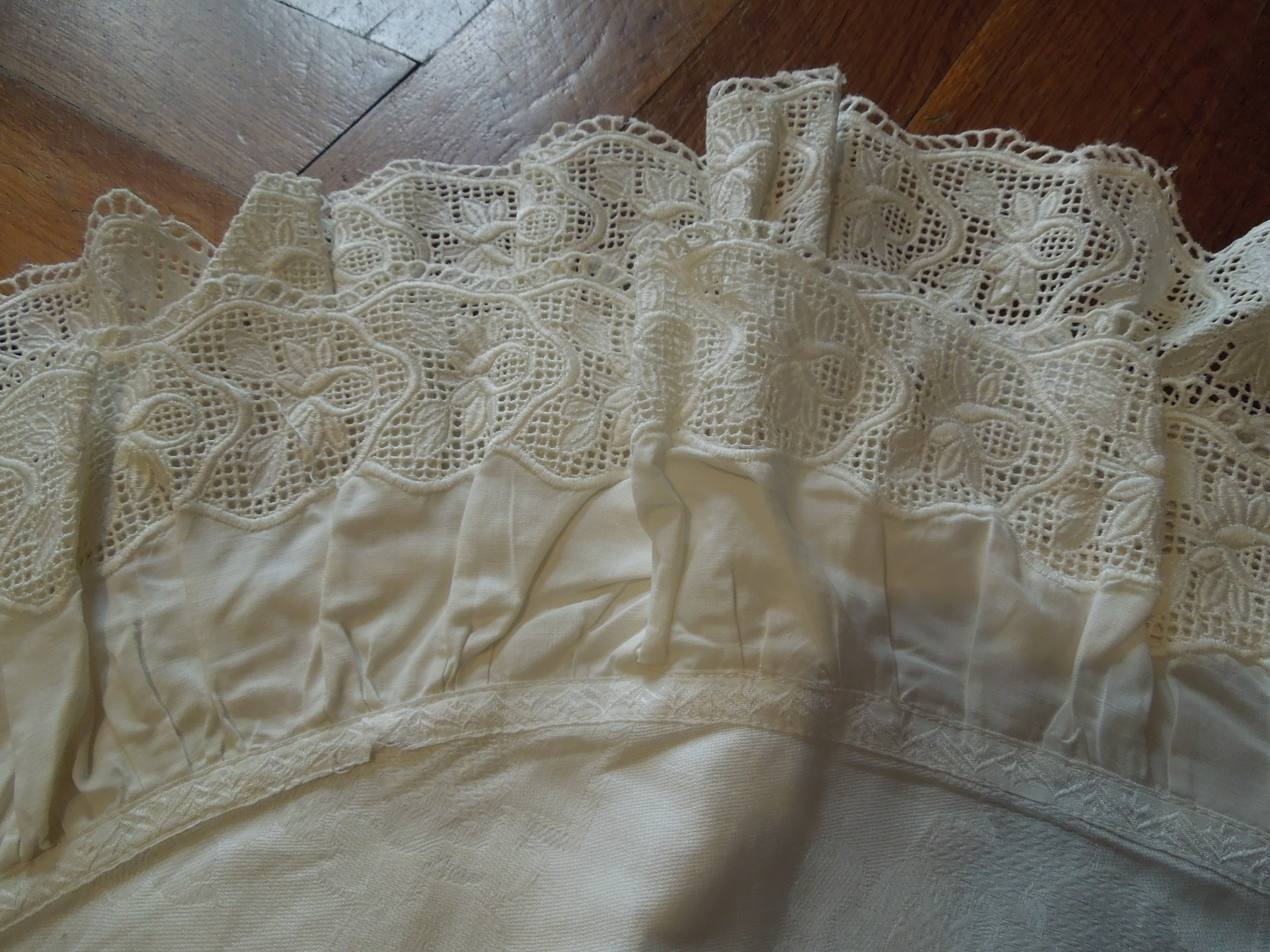 PEŘINKA ZAVINOVAČKA S KRAJKOU