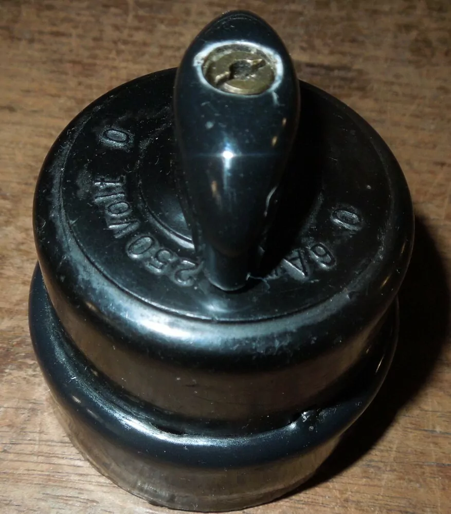 Porcelánový vypínač