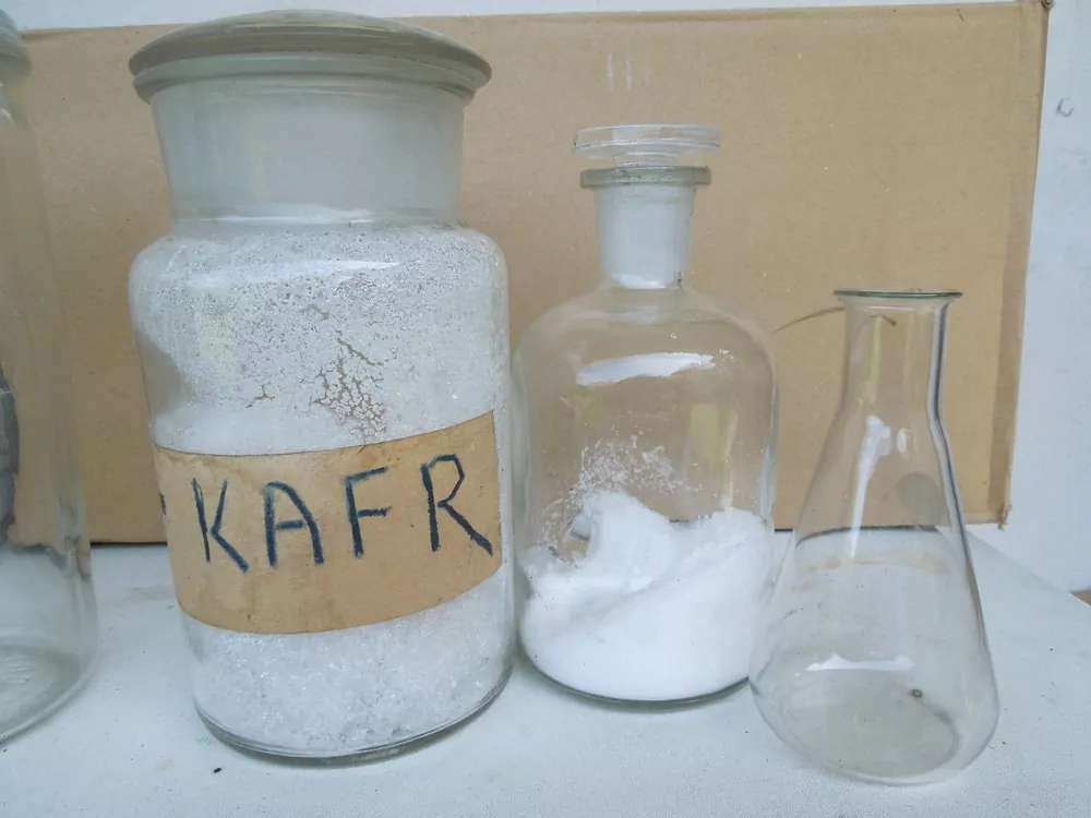 LÉKOVKY, LAHVIČKY Z LÉKÁRNY 6 KS