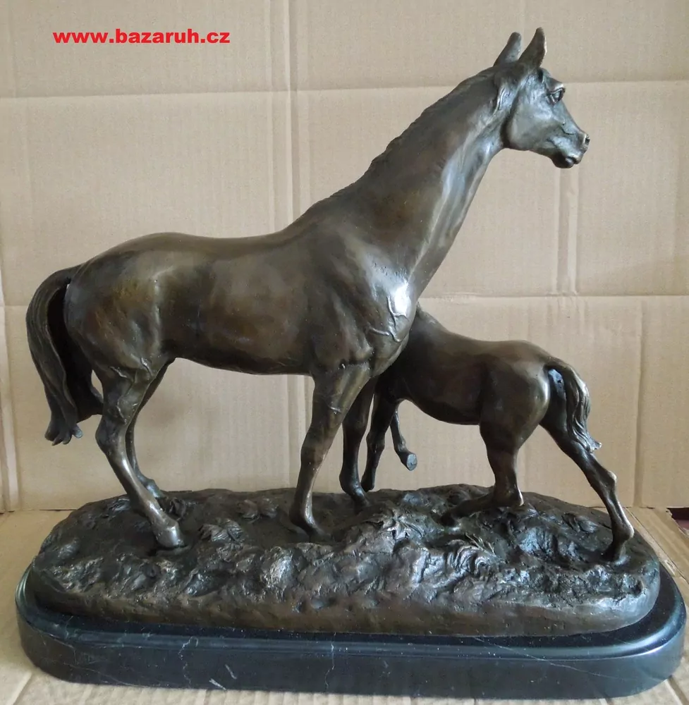 BRONZOVÁ SOCHA KUŇ A HŘÍBĚ BRONZ V 34 CM