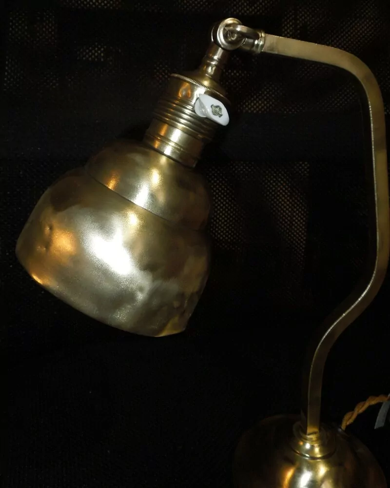 STAROŽITNÁ MOSAZNÁ STOLNÍ LAMPA ELEKTRICKÁ