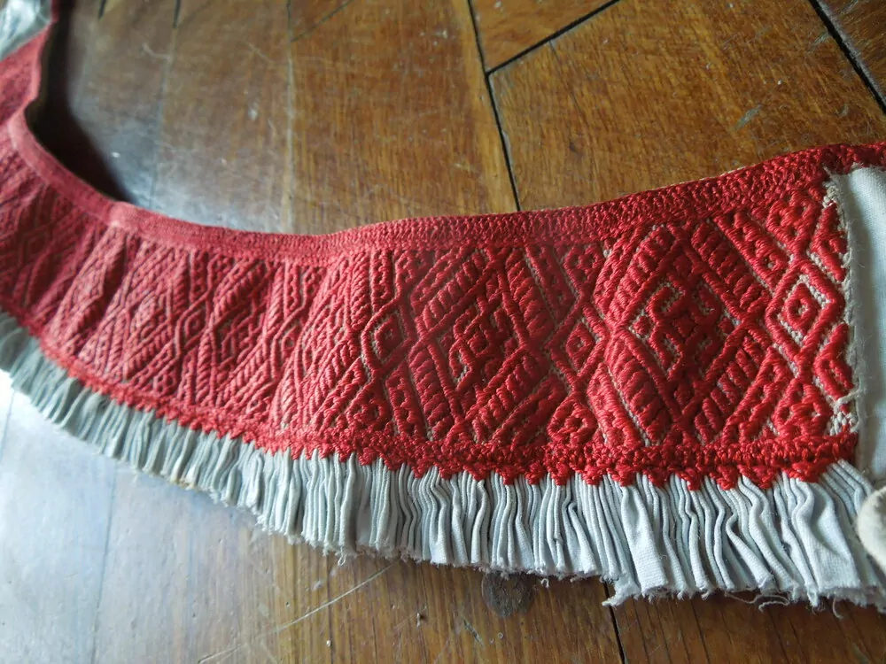 RUČNĚ VYŠÍVANÁ FORMA PÁSEK Z FĚRTOCHU