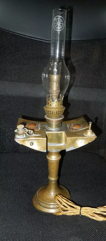 STOLNÍ ELEKTRICKÁ LAMPIČKA  (původně petrolejová) DEKORAČNÍ