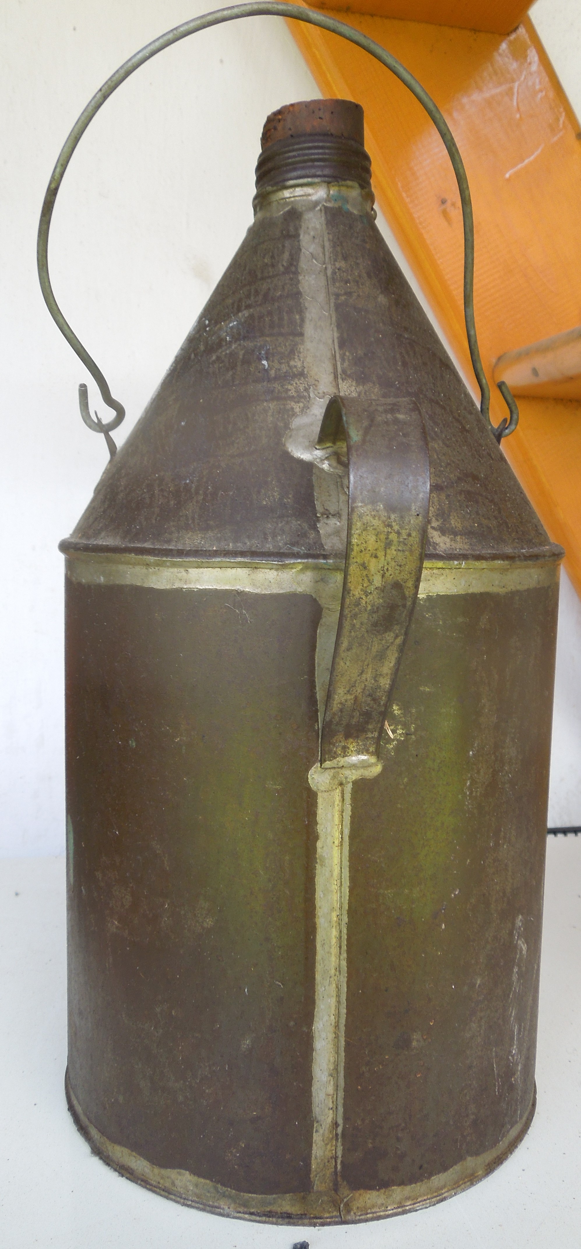 Stará plechová nádoba na petrolej, 33x17 cm