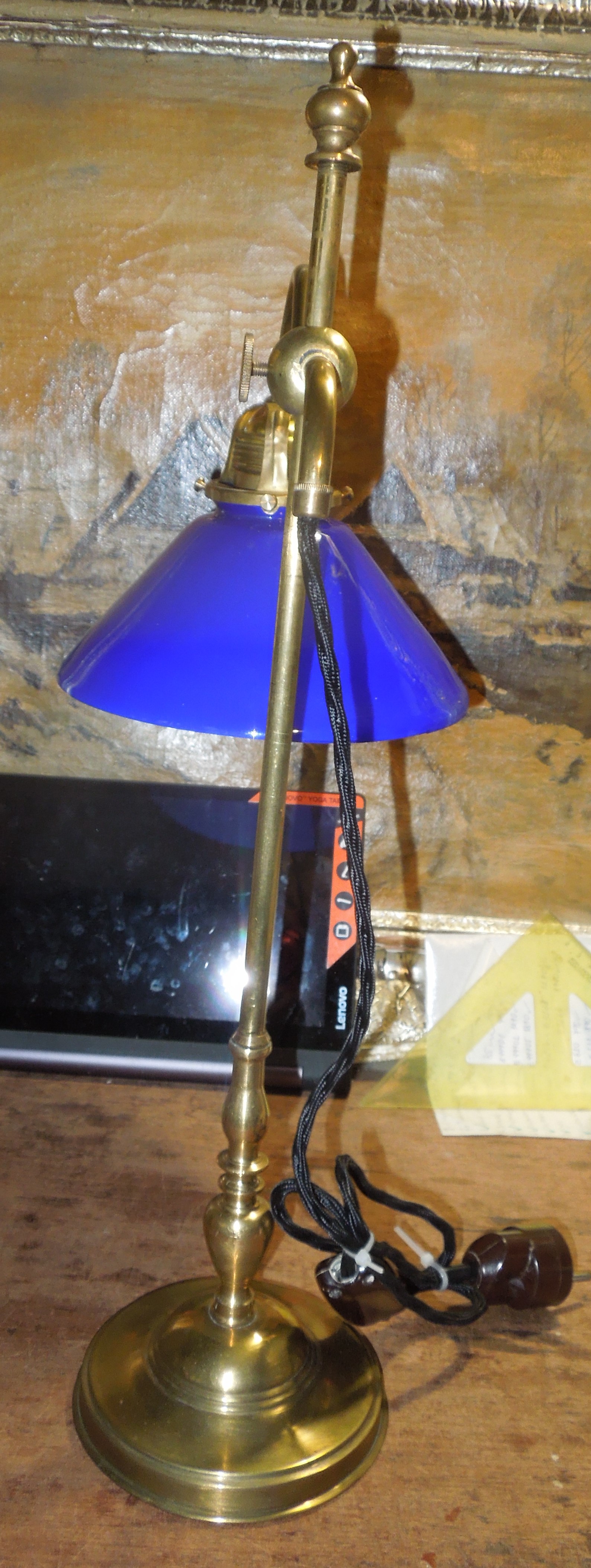 STAROŽITNÁ STOLNÍ MOSAZNÁ LAMPA ELEKTRICKÁ