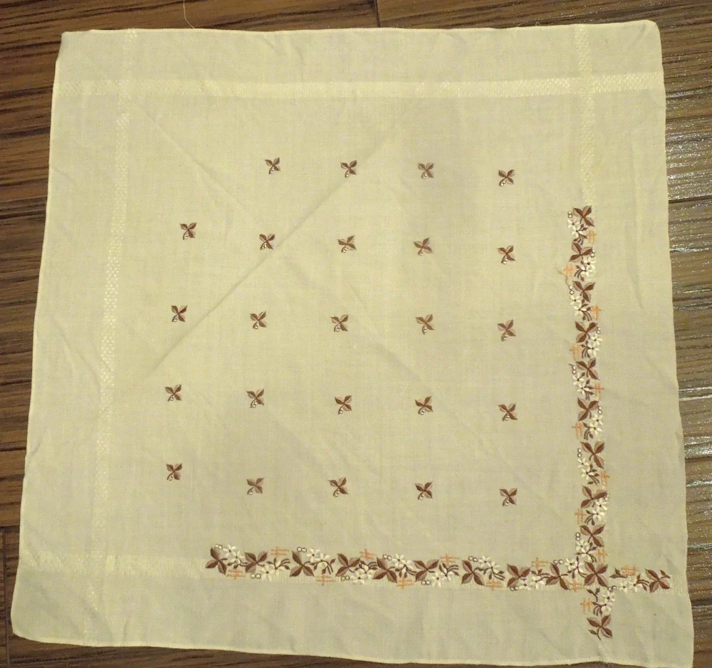 ŠÁTEK KE KROJI KRÉMOVĚ BÍLÝ S VYŠITÝMI KVĚTY 