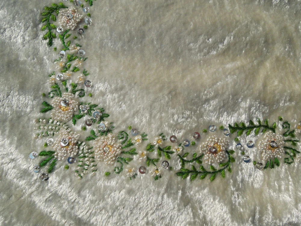 ŠÁTEK BÍLÝ PLYŠOVÝ S TŘÁSNĚMA