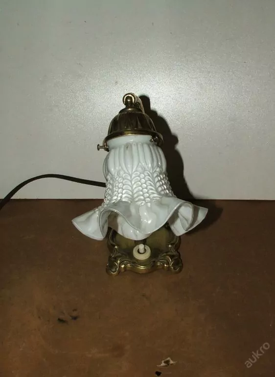 LAMPIČKA STOLNÍ NEBO NA STĚNU LAMPA ELEKTRICKÁ 