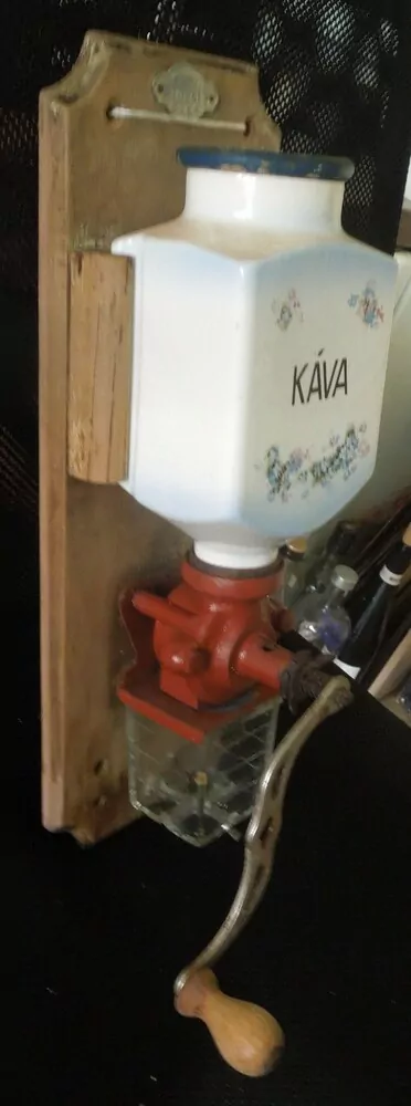 STAROŽITNOST MLÝNEK KAFEMLÝNEK KÁVOMLÝNEK  POMNĚNKY