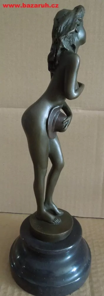 BRONZOVÁ SOCHA AKT DÍVKA S KLOBOUKEM V.28 CM