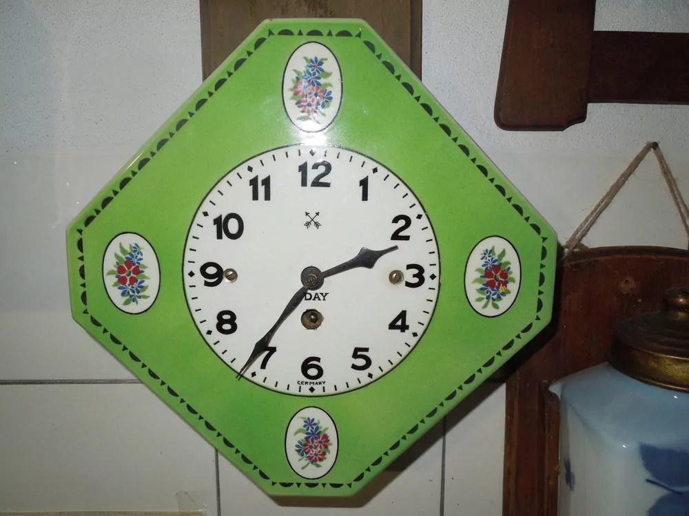 HODINY  PORCELÁNOVÉ KUCHYŇSKÉ ZNAČENÉ 