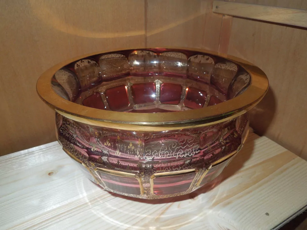 Bohemi Glass Egermann, ručně broušeného skla pozlaceného 24karátovým zlatem.