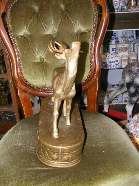 STAROŽITNOST KOMPOZICE JELEN NA PODSTAVCI